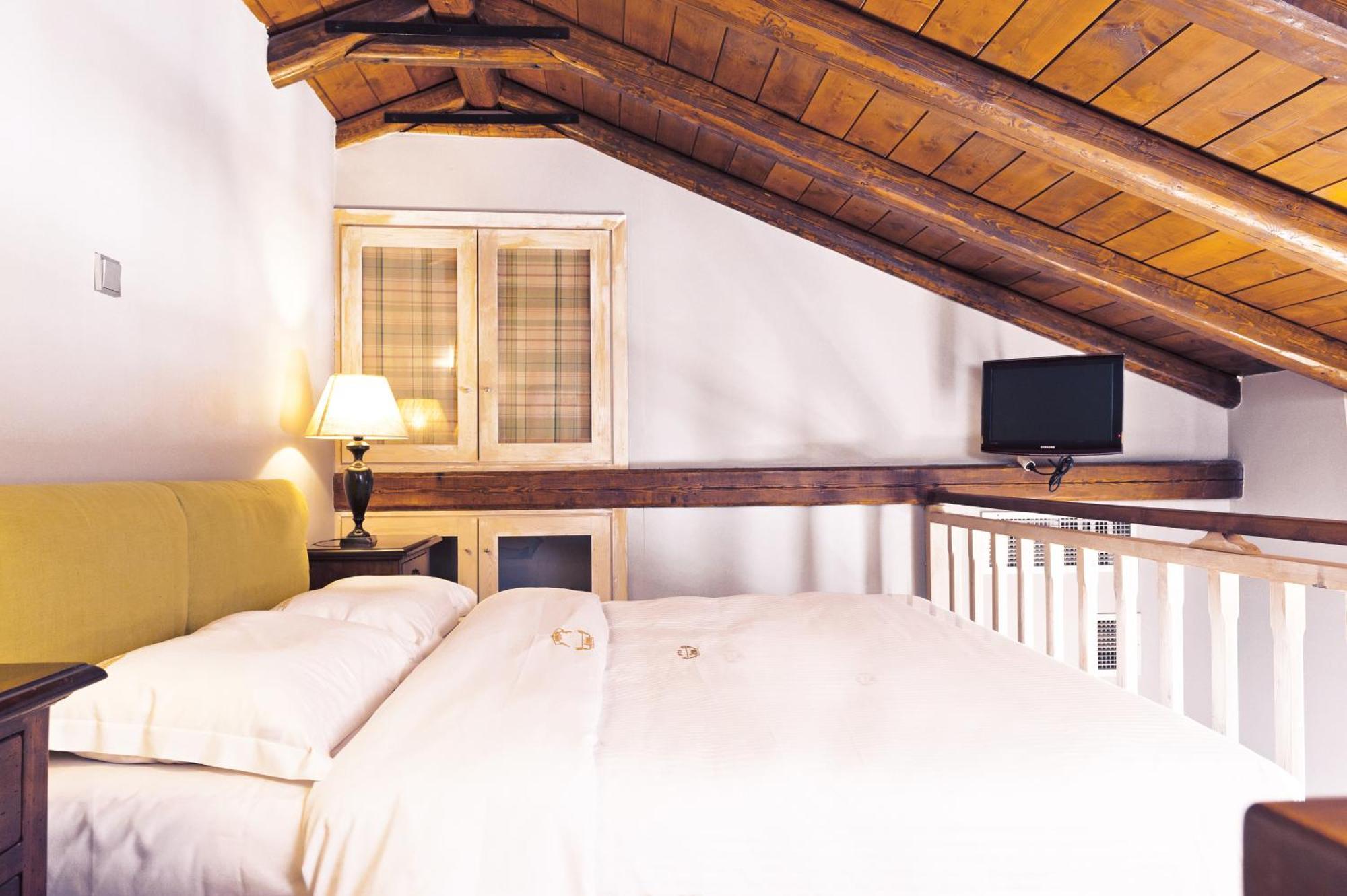Kyrimai Hotel Yerolimin Eksteriør billede